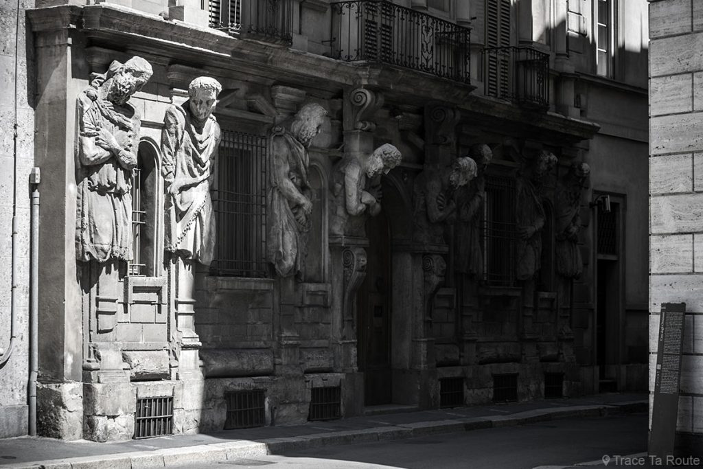 Sculptures sur la façade de la Casa degli Omenoni, Milano