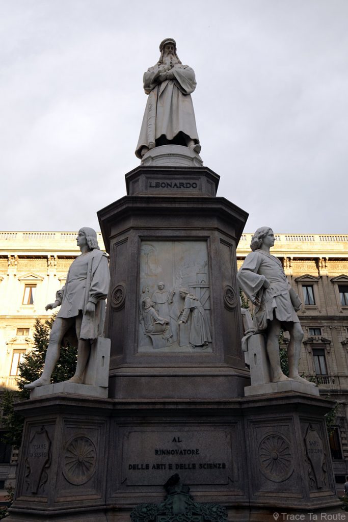 Sculpture de Léonard de Vinci sur la Piazza della Scala, Milan