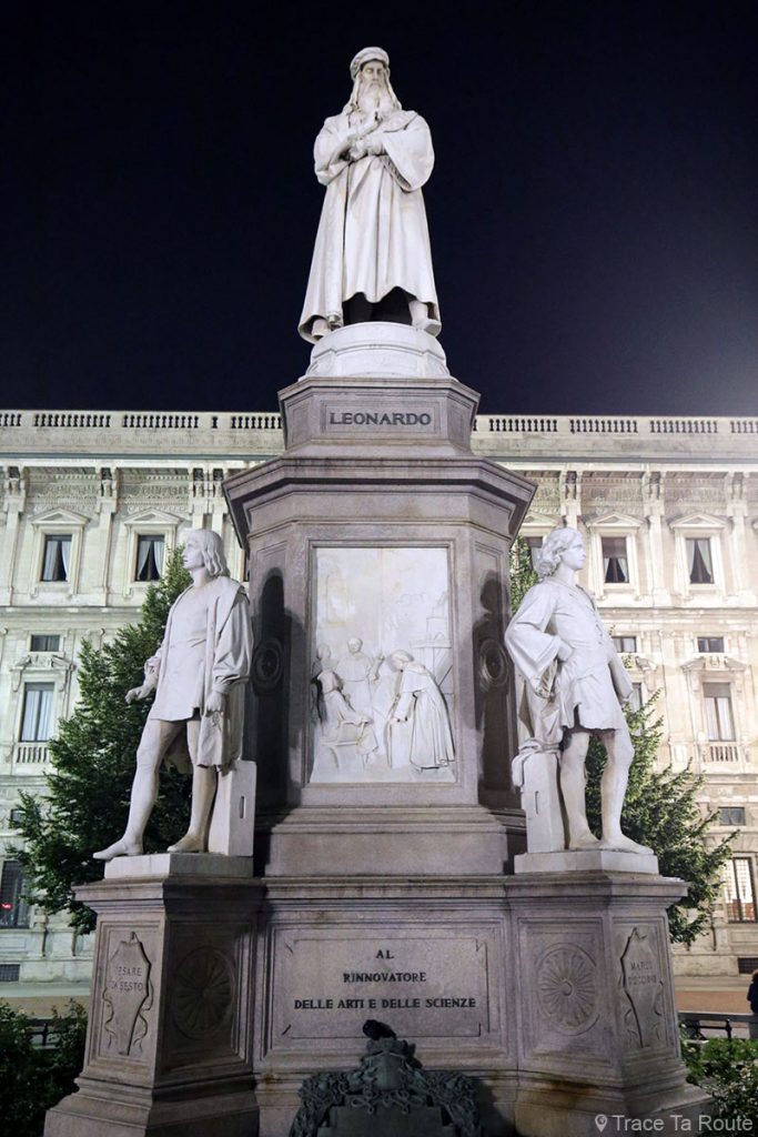Sculpture de Léonard de Vinci sur la Piazza della Scala, Milan - la nuit