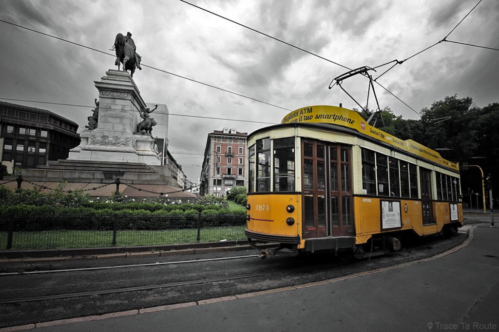 Tram de Milan devant la statue sur la place Largo Cairoli Milano