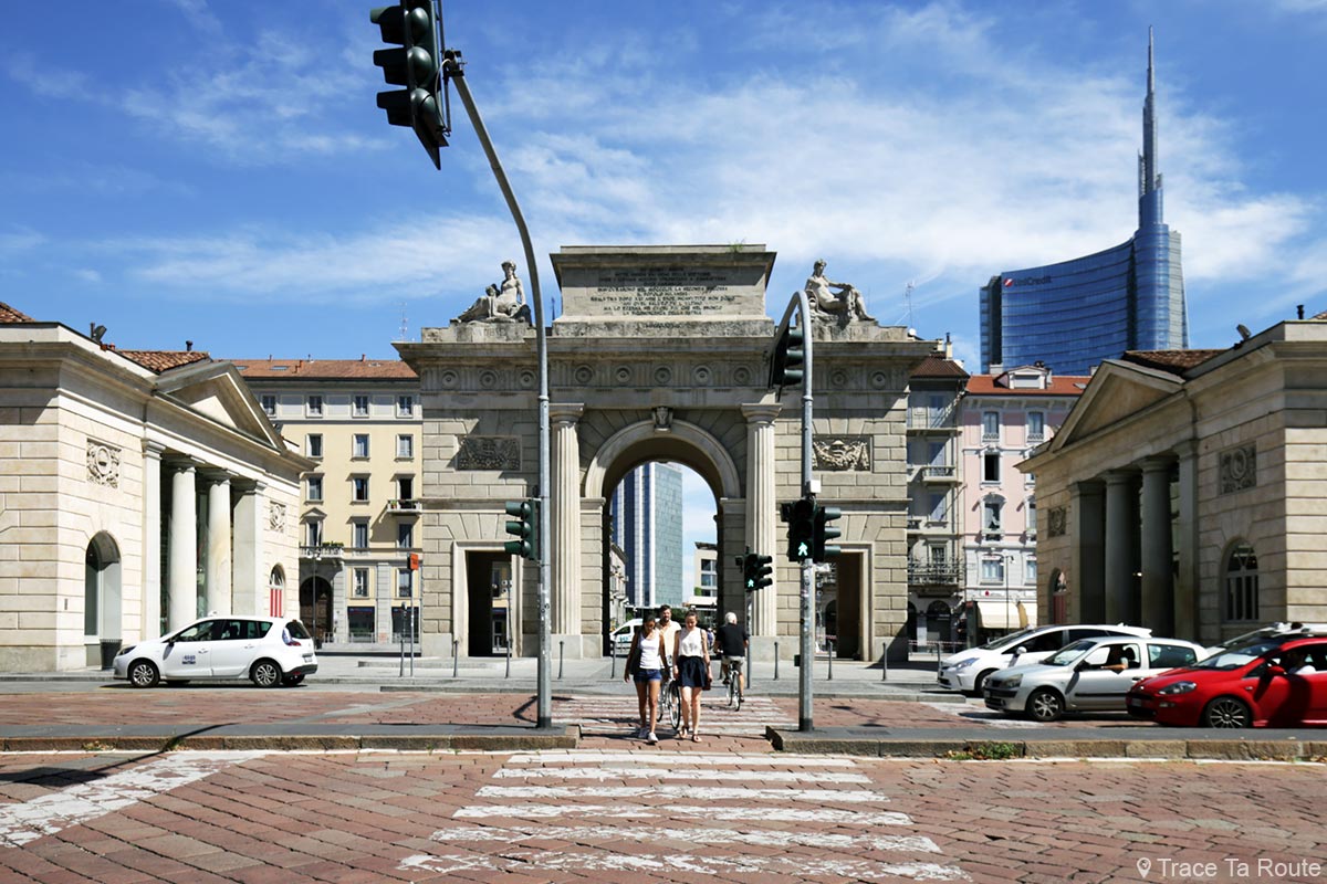 La Porta Garibaldi de Milan et la tour UniCredit Milano