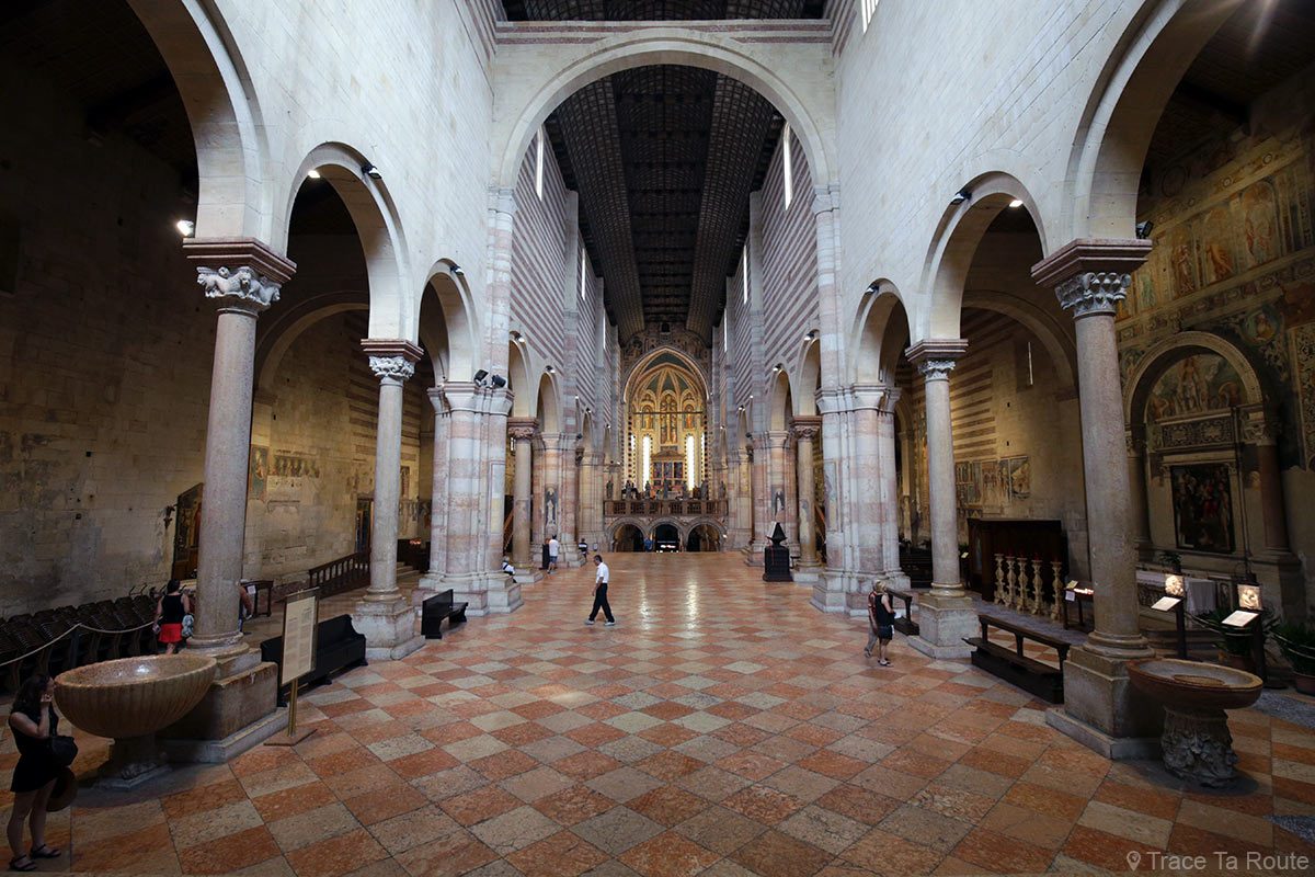 Architecture romane intérieur Nef de la Basilique San Zeno de Vérone - Basilica San Zeno Maggiore di Verona