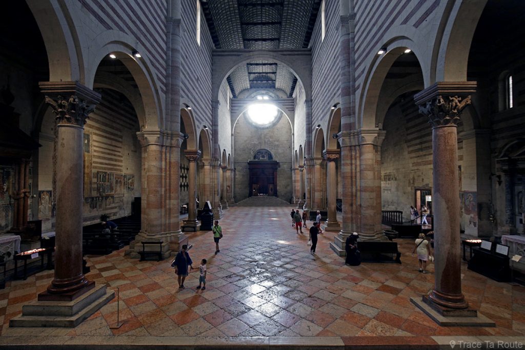 Architecture romane intérieur Nef de la Basilique San Zeno de Vérone - Basilica San Zeno Maggiore di Verona