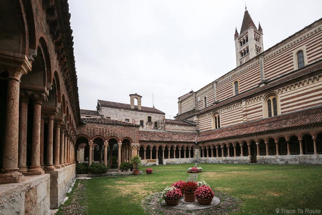 Cloitre de la Basilique San Zeno de Vérone - architecture intérieur Basilica San Zeno Maggiore di Verona