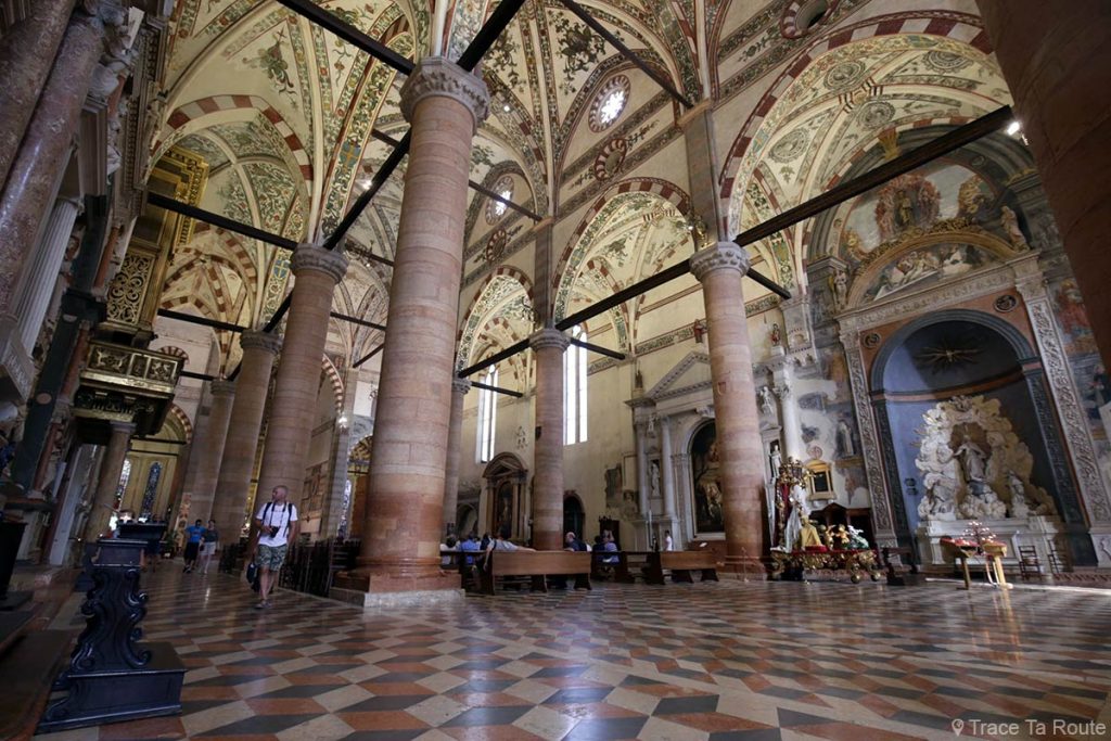 Intérieur Nef de la Basilique Sant'Anastasia de Vérone - Chiesa San Pietro da Verona in Santa Anastasia Basilica
