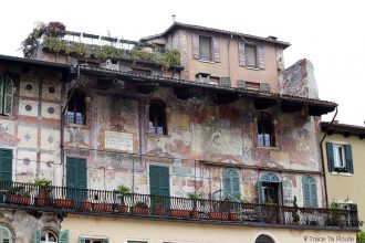 Vérone - Fresques sur les façades des maisons Piazza delle Erbe Verona