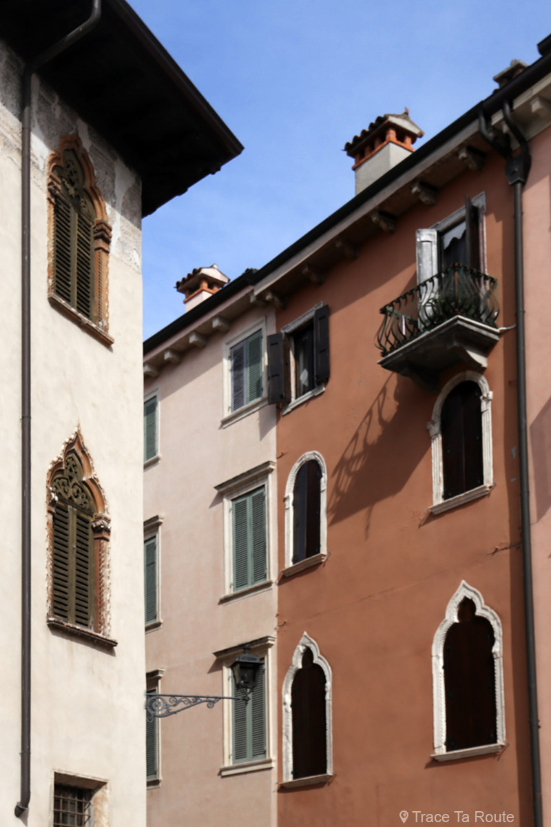 Vérone - Fenêtres sur les bâtiments de la Piazza du Vicolo Accoliti Verona