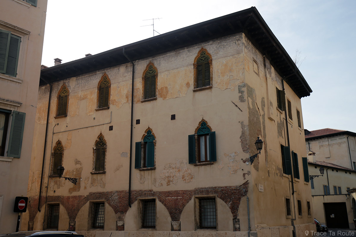Vérone - Façade et fenêtres bâtiment de la Piazza du Vicolo Broilo Verona