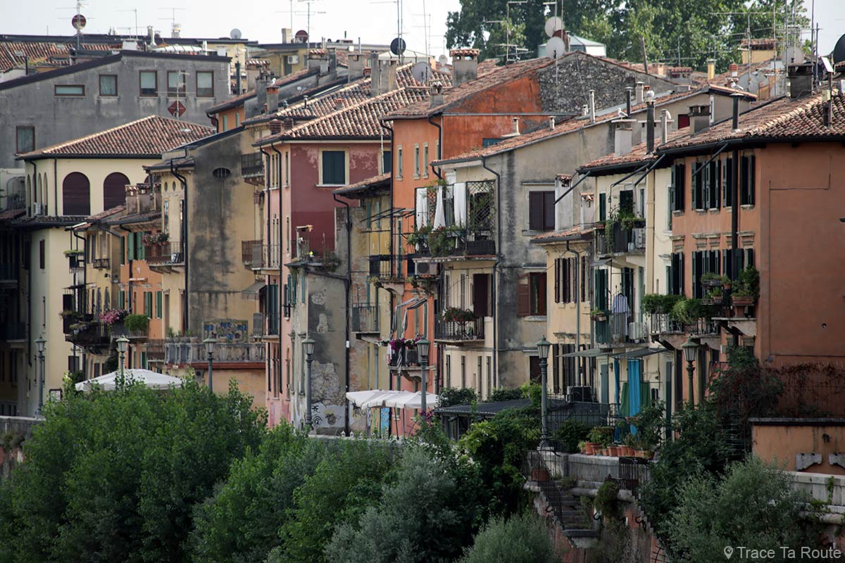 Vérone - Façades colorées bâtiments sur les bords de l'Adige Verona