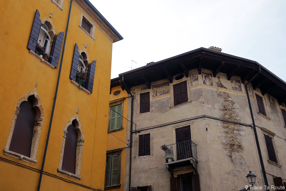 Vérone - Fenêtres et fresques sur des bâtiments de la rue Via Ponte Pietra Verona