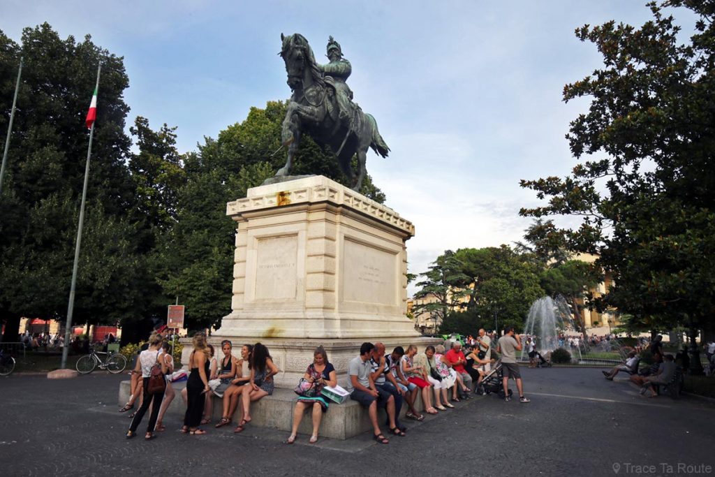 Statue équestre de Vittorio Emanuele II sur la Piazza Brà à Vérone
