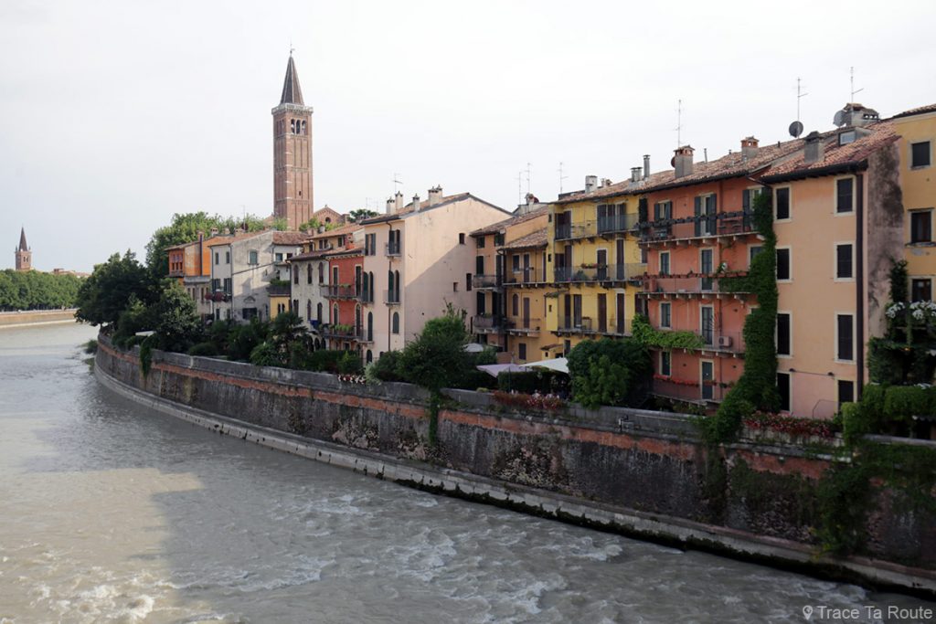Maisons sur les bords de l'Adige depuis le Pont Pietra à Vérone - Ponte Pietra Verona