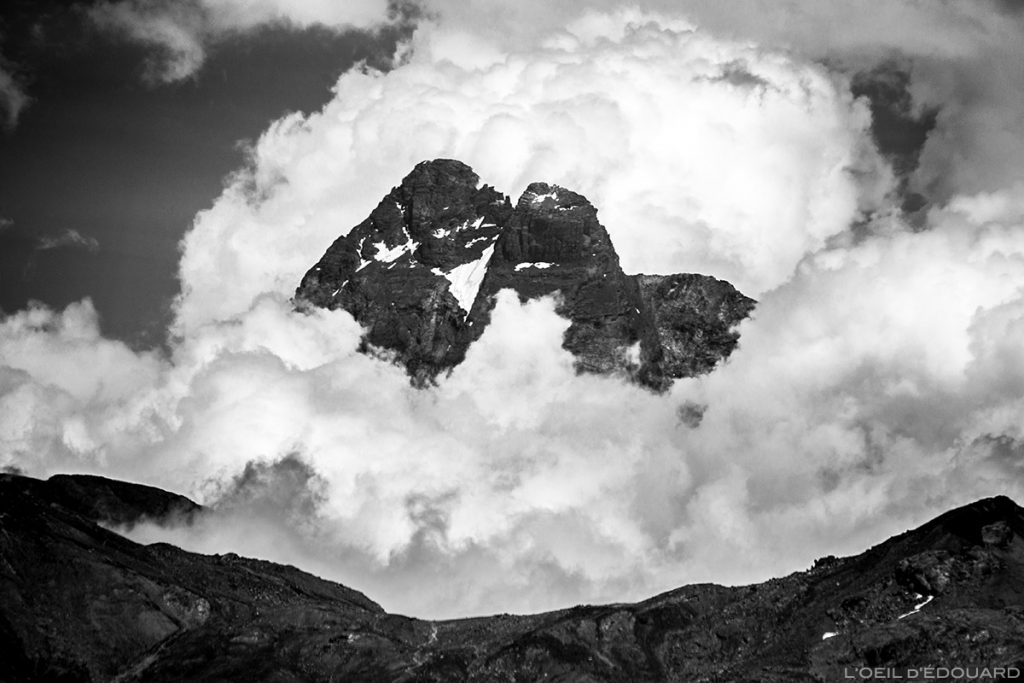 Le Mont Viso (Italie) dans les nuages