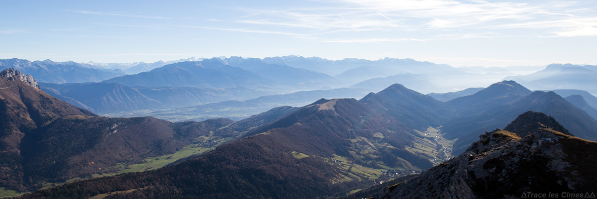 Chaine de Belledonne et Grésivaudan, vue au sommet du Mont Colombier, Massif des Bauges Savoie