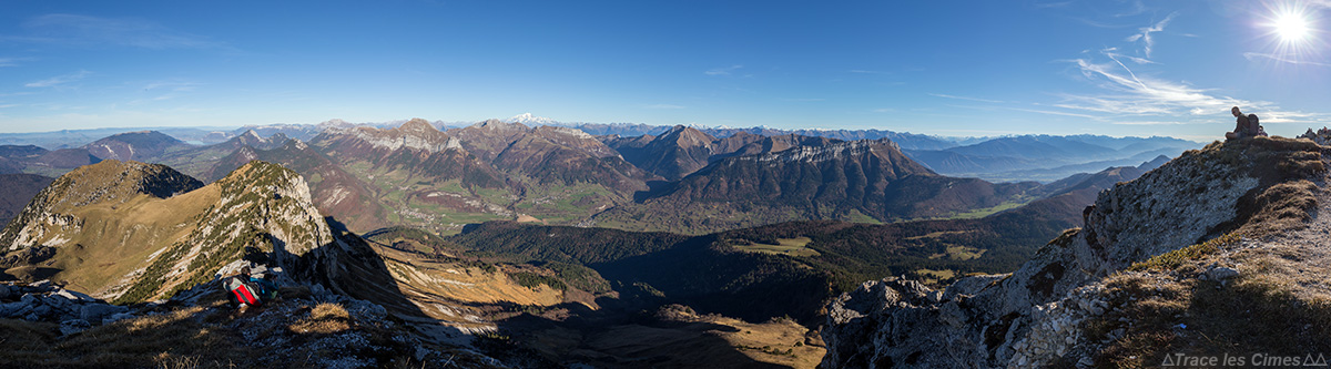 Le Massif des Bauges, vue au sommet du Mont Colombier, Savoie