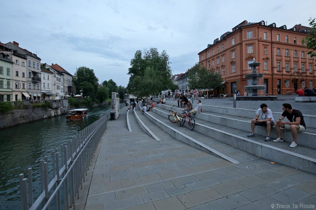 Quai de la rivière Ljubljanica sur la Place Novi trg de Ljubljana, Slovénie