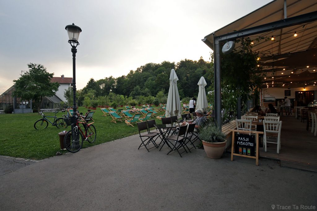 Le bar restaurant Čolnarna dans le Parc Tivoli de Ljubljana, Slovénie