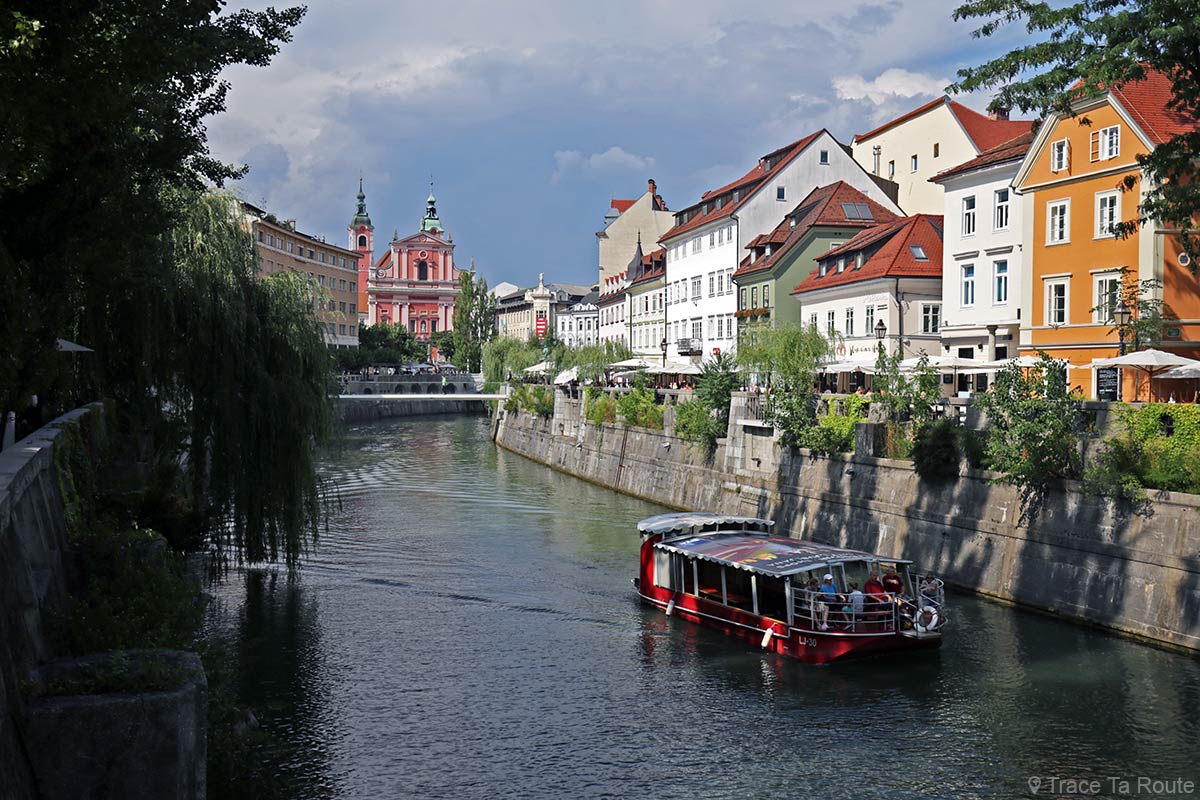 Immeubles colorés sur les bords de la rivière Ljubljanica dans le centre de Ljubljana, Slovénie - Slovenia / Slovenija
