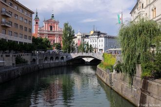 Tromostovje, le triple pont de Ljubljana sur la rivière Ljubljanica, Slovénie - Slovenia / Slovenija