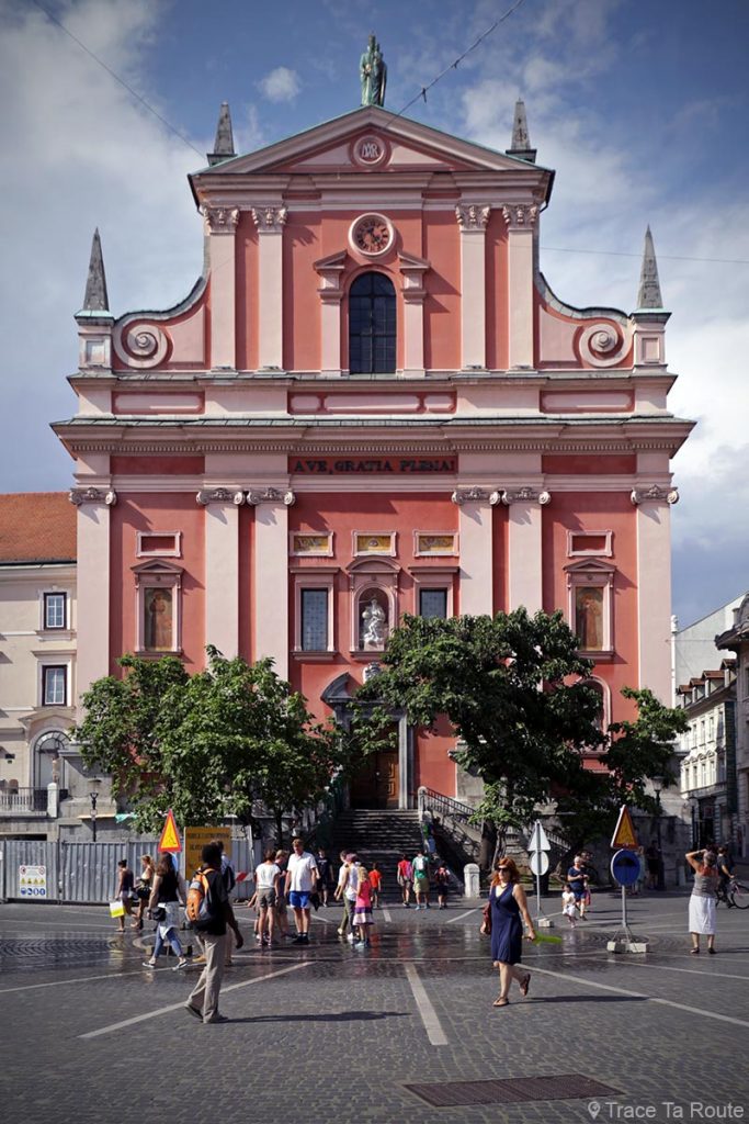 L’Église Franciscaine Sainte-Marie-de-l’Annonciation (Cerkev Marijinega oznanjenja) sur la Place Prešernov trg de Ljubljana, Slovénie