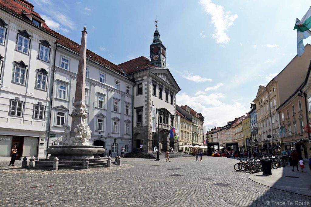 Rue piétonne Mesni trg dans la vieille ville de Ljubljana avec la fontaine Robbov vodnjak et l'Hôtel de ville, Slovénie