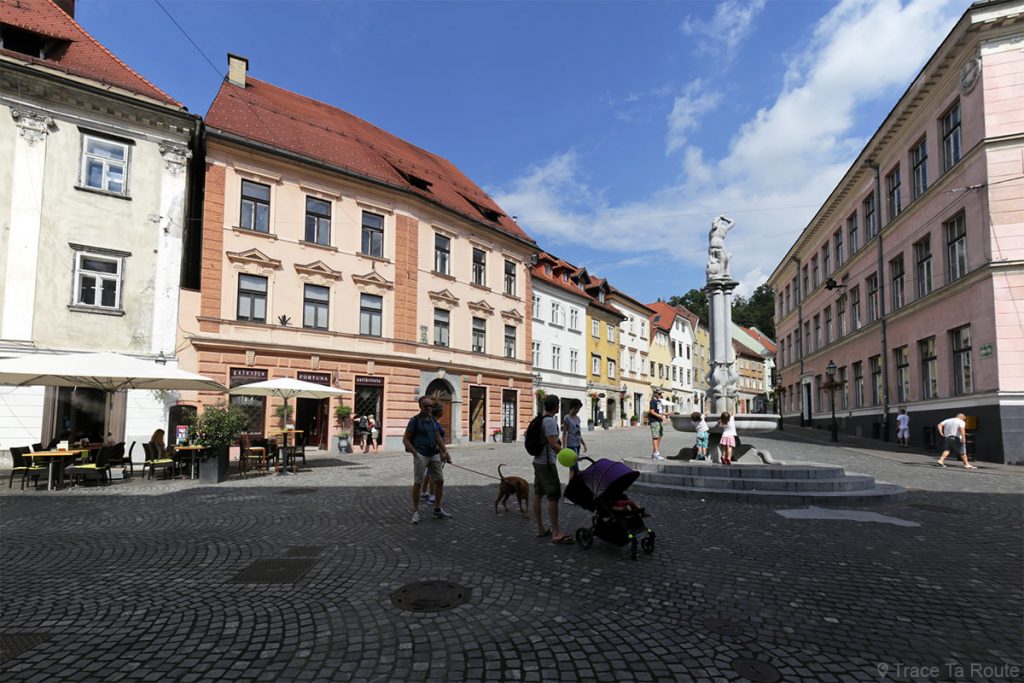 Fontaine sur la Place Gornji trg dans la vieille ville de Ljubljana, Slovénie