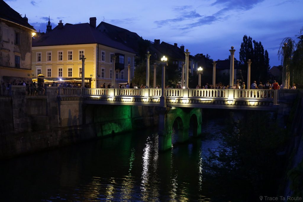 Čevljarski Most, le Pont des Cordonniers de Ljubljana le soir, Slovénie