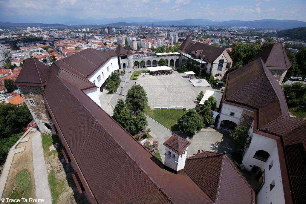Le Château Ljubljana Grad et la cour intérieure depuis la Tour de Guet du Château Ljubljana Grad, Slovénie - Slovenia / Slovenija