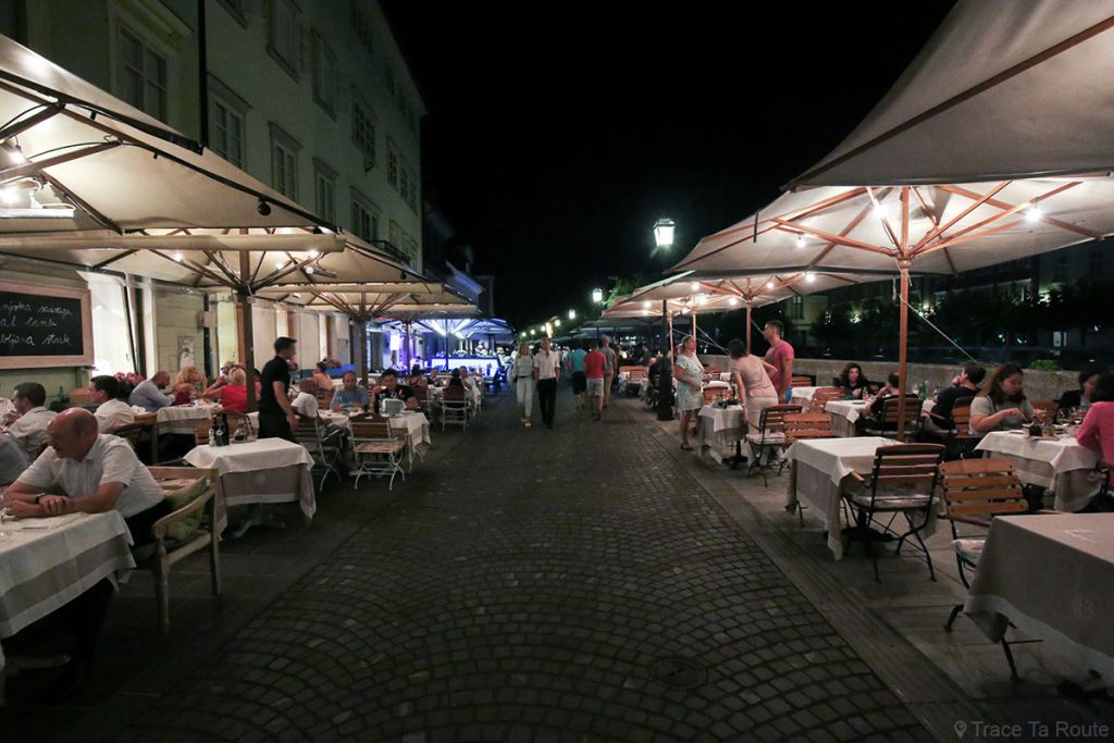 Terrasses de restaurants sur Cankarjevo nabrejeẑje à Ljubljana, Slovénie