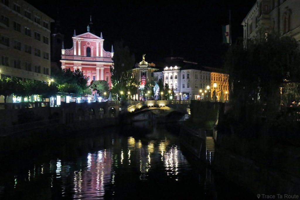 La rivière Ljubljanica avec le Triple Pont de Ljubljana la nuit, Slovénie - Slovenia Ljubljana by night