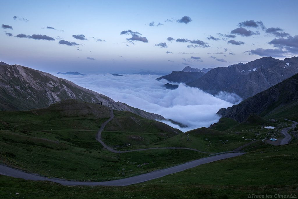Crépuscule et mer de nuages italienne depuis le Col Agnel, Queyras (Hautes-Alpes)