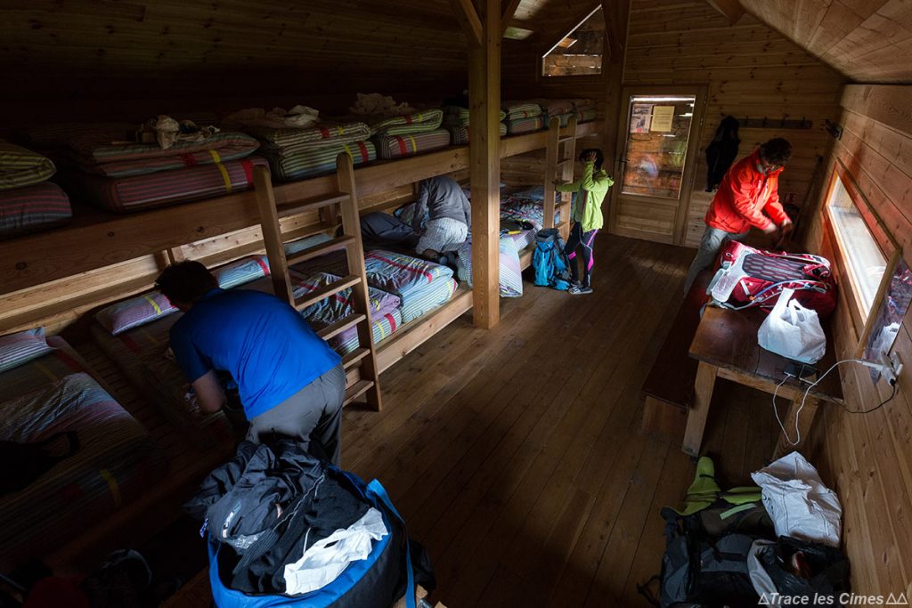Intérieur dortoir Refuge de Furfande avec la Crête de Croseras derrière - Queyras, Hautes-Alpes