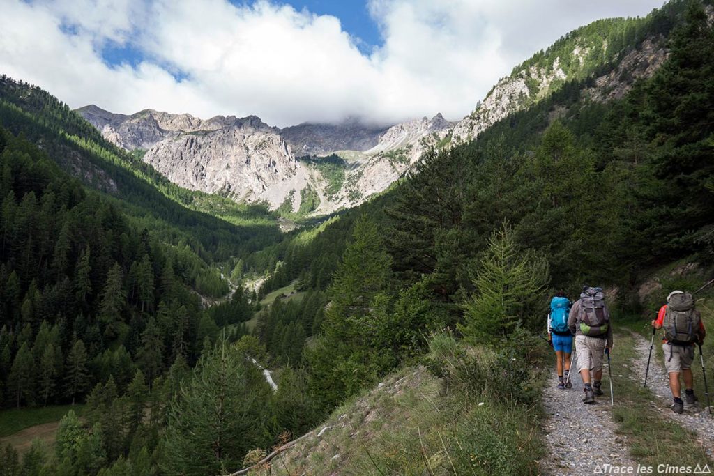 Sentier de randonnée avec le Pic du Béal Traversier - Queyras, Hautes-Alpes