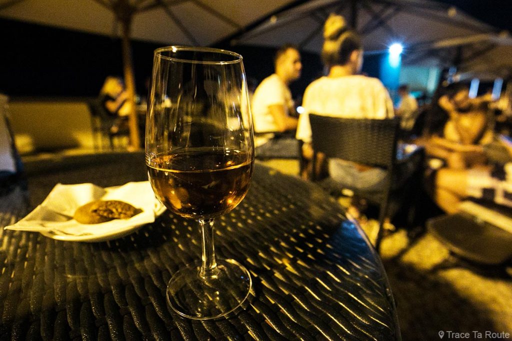 Verre de vin de Madère sur la terrasse du Barreirinha Bar Café à Funchal, Madère