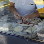Fabrication d'un bolo do caco à Funchal, spécialité gastronomique de Madère