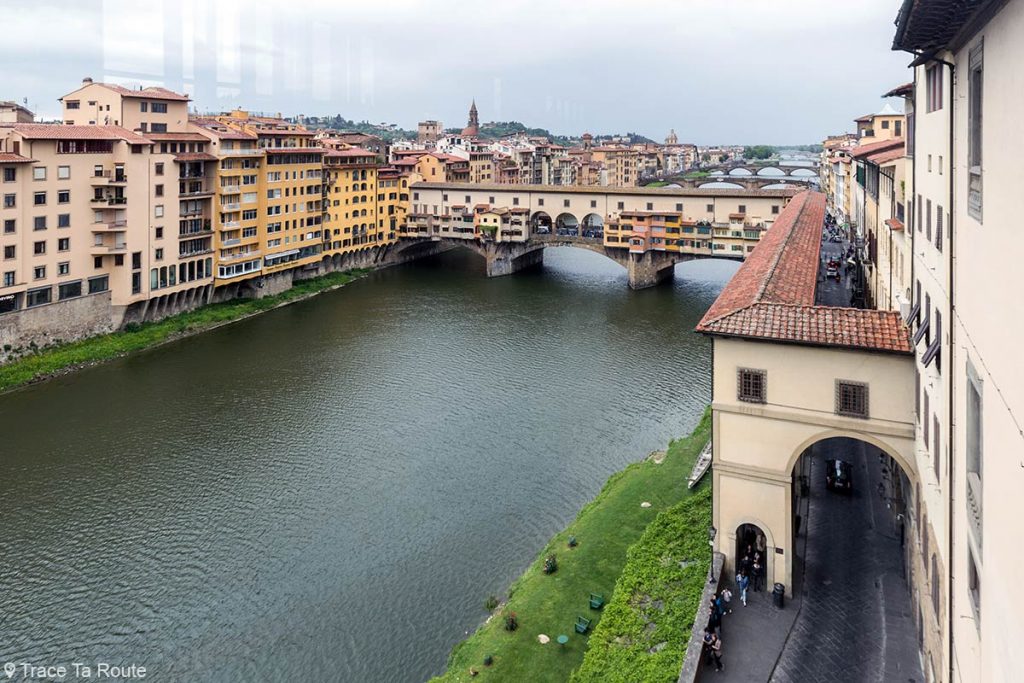Vue sur le Ponte Vecchio et l'Arno depuis la loggia de la Galerie du Musée des Offices de Florence (Galleria degli Uffizi di Firenze)