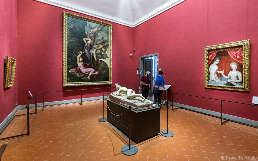 Salle d'Hermaphrodite : Statue d'Hermaphrodite, Jacopo LIGOZZI, Ecole de Fontainebleau (Deux Femmes au bain) - Musée de la Galerie des Offices de Florence (Galleria degli Uffizi di Firenze)