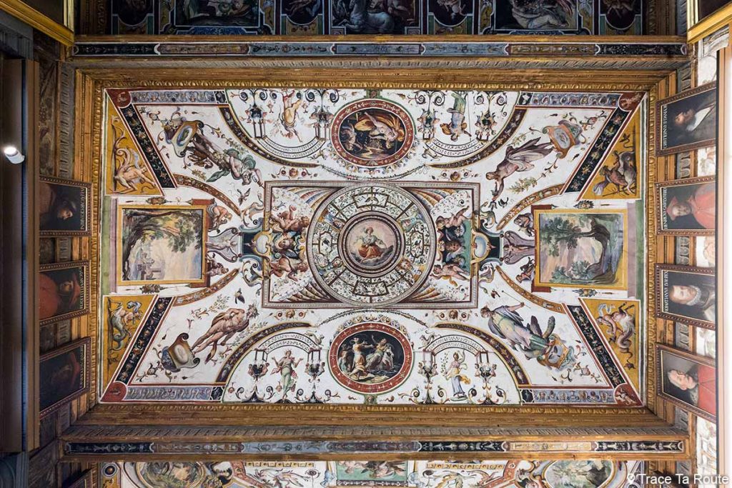 Plafond décoré du couloir corridor du Musée de la Galerie des Offices de Florence