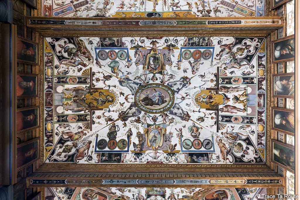 Plafond décoré du couloir corridor du Musée de la Galerie des Offices de Florence