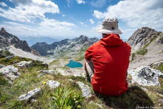 Veste Gore-Tex NORVAN ARC'TERYX Rouge devant le Lac de Presset dans le Beaufortain