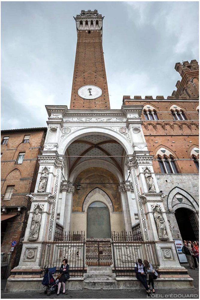 Cappella di Piazza et la tour Torre del Mangia du Palazzo Pubblico de Sienne