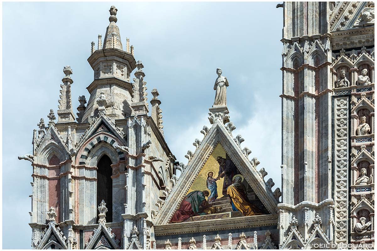Sculptures statue et mosaïque dorée (Alessandro Franchi) sur la Façade gothique de la Cathédrale de Sienne Duomo di Siena (Santa Maria Assunta)