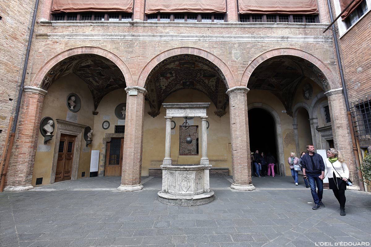 Visite de Sienne : puits pozzo di Palazzo Chigi Saracini, Siena