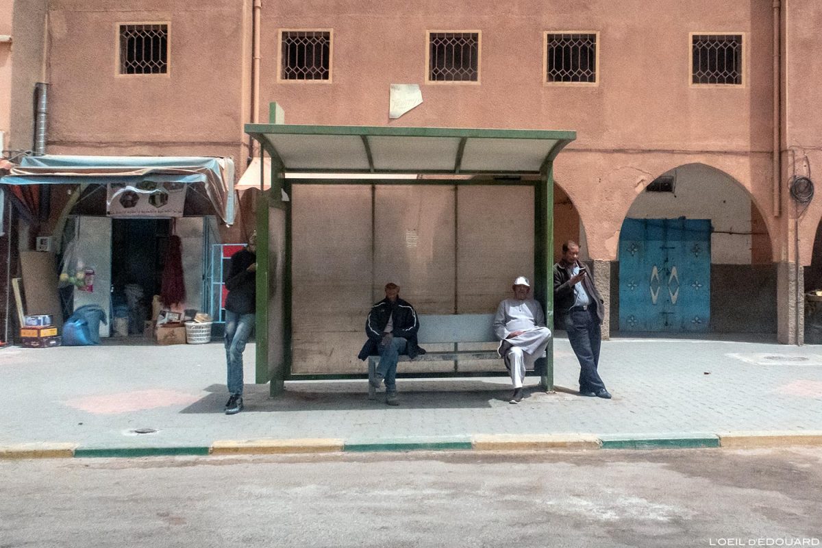 Arrêt de bus dans Ouarzazate, Maroc