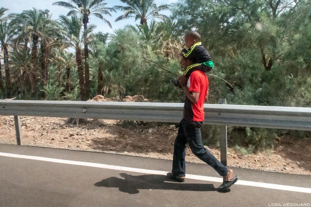 Homme sur le bord de la route N9 dans la Vallée du Draâ, Maroc
