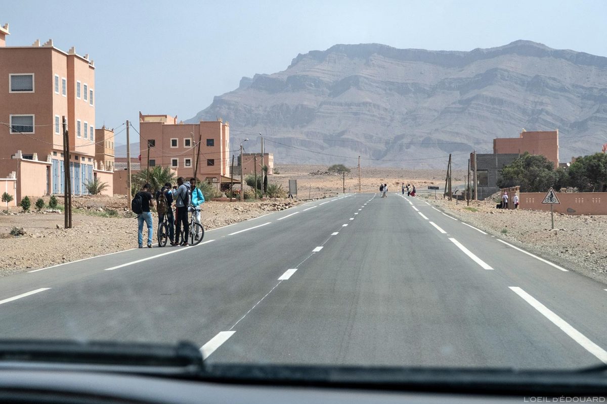 Sur la route N9 dans la Vallée du Draâ, Maroc