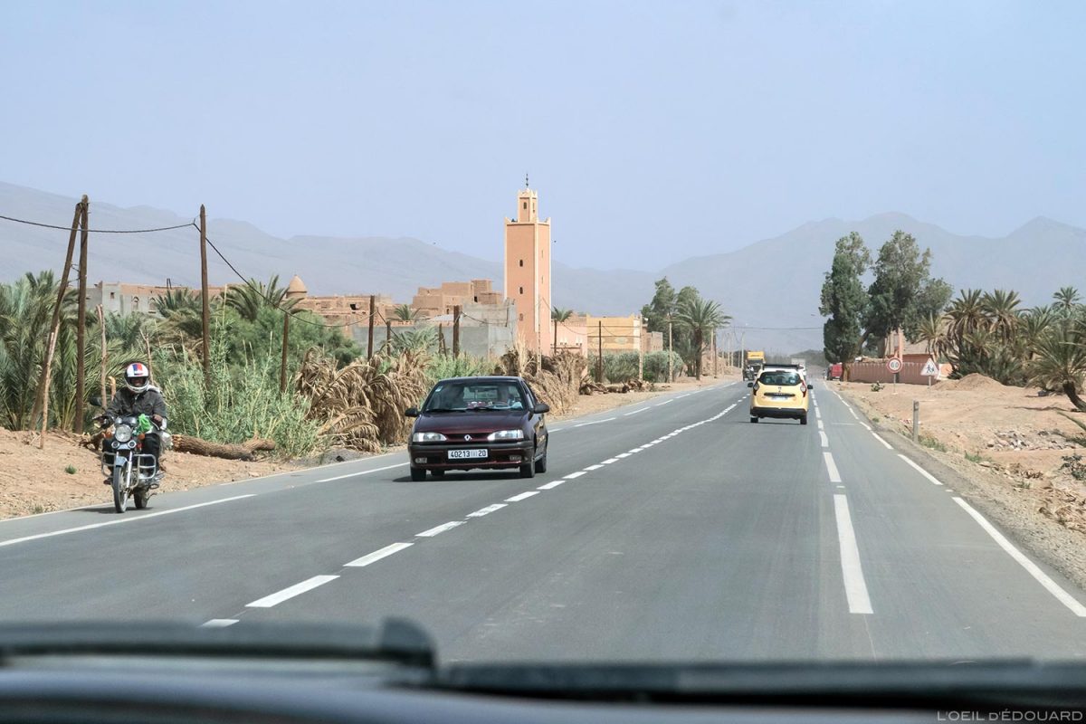 Sur la route N9 dans la Vallée du Draâ, Maroc