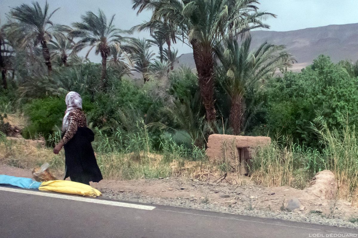 Femme sur le bord de la route N9 dans la Vallée du Draâ, Maroc