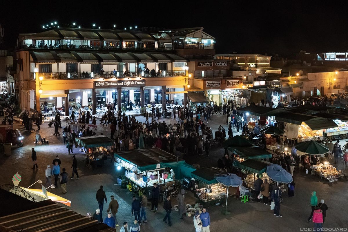 La Place Jemaâ El-Fna de Marrakech avec l'Hôtel restaurant Café de France, la nuit, Maroc © L'Oeil d'Édouard - Tous droits réservés