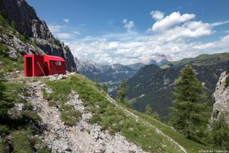 Le Bivacco Zeni avec les montagnes des Dolomites, Italie / Montagna Dolomiti Italia